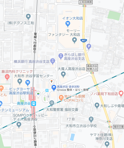 「高座渋谷駅東入口」の信号を駅方面に向かって曲がって駅まで向かいます。交差点が見えてくると奥の右手の方にセブンイレブンがあります。その向かい側に「Groove」があります。